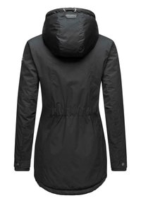 Svart parka jacka med huva, åtsittande midja och långa ärmar. Har subtil textur och detaljer i metall på ärmsluten. Slät, utomhusvänlig textil.