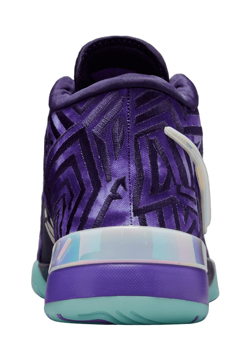 Paarse sportschoen met een gestructureerd geometrisch patroon, een gevoerde kraag, een transparante hielaccent en een mintgroene buitenzool.
