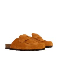 Ruskind slip-on sko i orange med rundet tå og dekorativ sløjfe. Holdbar brun gummisål for greb og komfort.