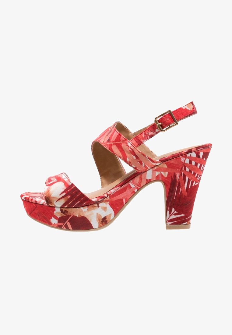Sandale à talon haut rouge à motif floral avec bride à la cheville et boucle dorée, bout ouvert et talon carré.