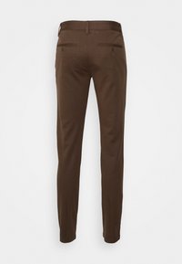 Pantalon marron en tissu lisse, avec une coupe ajustée, des passants de ceinture et deux poches arrière avec de subtils détails de couture.