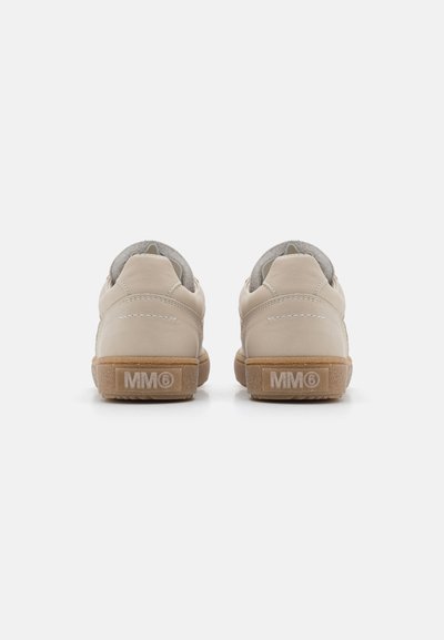 Beiga sneakers med en slät läderöverdel, grå textilfoder och en gummiyttersula. Har "MM6"-märke på hälen.