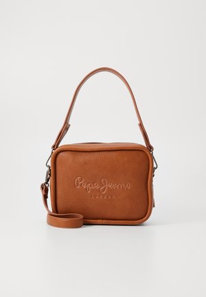 Bolsa de ombro em pele castanha com uma forma estruturada, logotipo estampado, alça superior curta e tira ajustável. Textura suave com um grão subtil.