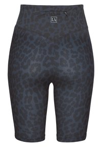 Aukšto liemens dviračių šortai juodos ir tamsiai pilkos leopardų rašto. Pagaminti iš tamprios medžiagos su glotnia tekstūra ir logotipo detale ant juosmens.