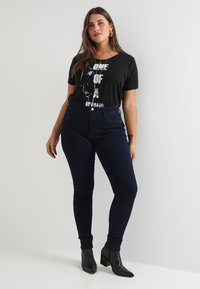ONLY Carmakoma CARTHUNDER PUSH UP REG SK MBD NP - Vaqueros pitillo - dark blue denim