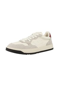Sneaker casual basse con pannelli in suede bianco e grigio chiaro, lacci crema, suola nera e un piccolo accentuazione marrone scuro sul tallone.