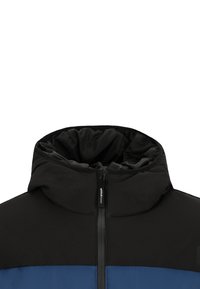 Padded Jacket mit hohem Kragen, Reißverschluss, schwarzem oberen Teil und blauem unteren Teil, mit glatter Textur und robusten Materialien.