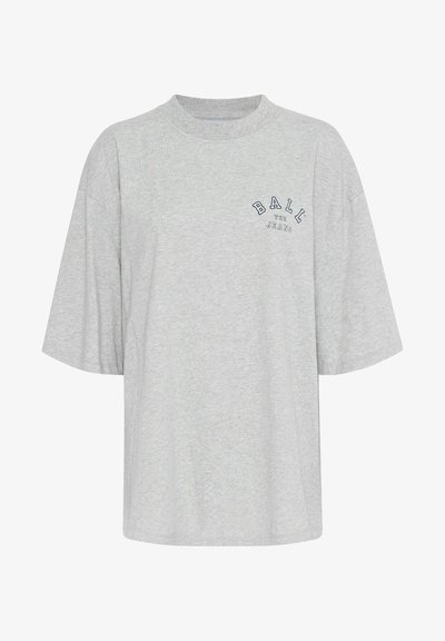 Pelēka, pārāk liela kokvilnas t-kreklu ar apaļu kaklu, īsām piedurknēm un drukātu jūras zilo logotipu ar tekstu "BALL THE JEANS".