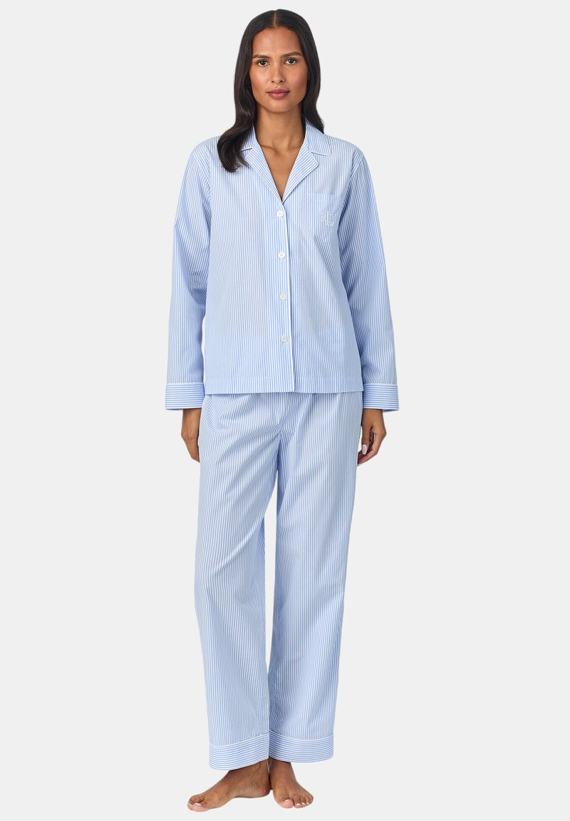 Blauwe en witte gestreepte katoenen pyjama set, bestaande uit een knoopsluiting top met een borstzak en lange mouwen, gecombineerd met bijpassende broek.