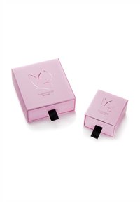 Dos cajas cuadradas de papel rosa. La más grande tiene una lengüeta para abrir y un logo de mariposa en relieve; la más pequeña presenta el mismo diseño pero es más compacta.