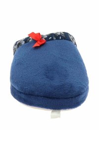 Pantofole in peluche blu con un polsino in tessuto floreale e un accento di fiocco rosso. Forma arrotondata con una consistenza morbida. Suola bianca visibile sul fondo.
