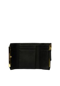 Zwarte leren portemonnee met gouden hardware, voorzien van meerdere kaartsleuven, een ritsvak en een gladde textuur.