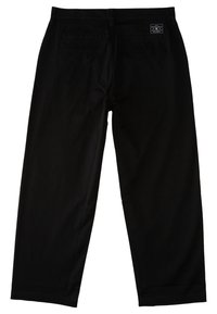 Černé kalhoty s rovnými nohavicemi, dvěma zadními kapsami, čistým pasem a přišitou cedulkou na pravé kapse.