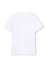 Vit t-shirt med rund halsringning och korta ärmar, med en enkel, enfärgad design och slät tygstruktur. Inga mönster eller accenter.