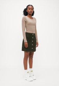 Vero Moda Petite VMETTA SHORT SKATER - A-line skjørt - forest night