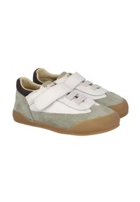 Zapatos para niños hechos de cuero blanco y ante gris, con una correa de velcro, suela de goma beige y acentos texturizados en la parte superior.