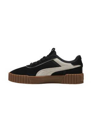 Sneaker in suede nero con accenti beige e suola in gomma marrone. Presenta una punta arrotondata e una parte superiore testurizzata con lacci per una vestibilità sicura.