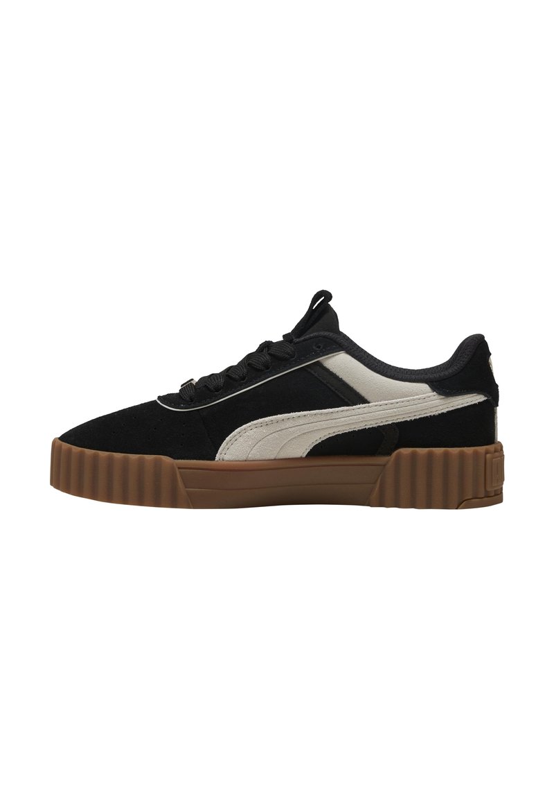 Zapatilla de ante negra con acentos beige y suela de goma marrón. Cuenta con una punta redondeada y un upper texturizado con cordones para un ajuste seguro.