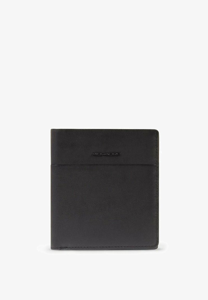 Zwart leren portemonnee met een gladde textuur, voorzien van een subtiel geperst logo en een gestroomlijnd ontwerp. Compacte rechthoekige vorm.