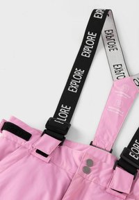 Suspensori impermeabili rosa con cinghie nere etichettate "ESPLORA". Presentano fibbie regolabili, Velcro e bottoni metallici per il fissaggio.
