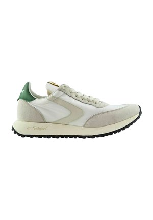 Sneaker bianca e beige con tallone verde, design con lacci, suola testurizzata e nome del marchio "Valsport" sulla suola centrale.