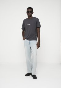 Jack & Jones JORNORREBRO TEE CREW NECK - Pamata T-krekls - asphalt