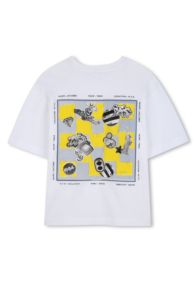 Witte T-shirt met korte mouwen met een grafisch ontwerp met zwarte en gele accenten, inclusief verschillende symbolen en tekst in een vierkant kader.