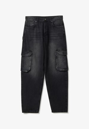 Pantaloni cargo in denim nero con vestibilità morbida, cuciture visibili, due grandi tasche laterali e una texture sbiadita.