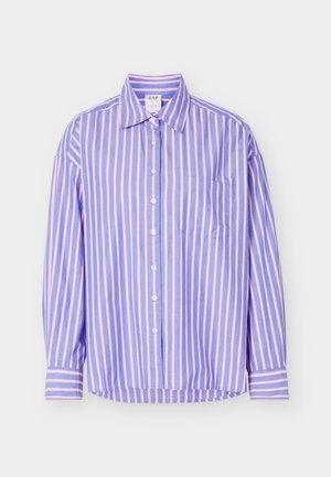 Πουκάμισο με μακριά μανίκια και κουμπιά, με κάθετες μπλε και ροζ ρίγες και τσέπη στο στήθος, απλωμένο σε λευκό φόντο.