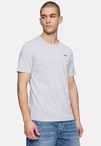 T-shirt in cotone grigio chiaro con scollatura rotonda, maniche corte e un piccolo logo ricamato in rosso e blu sul petto.