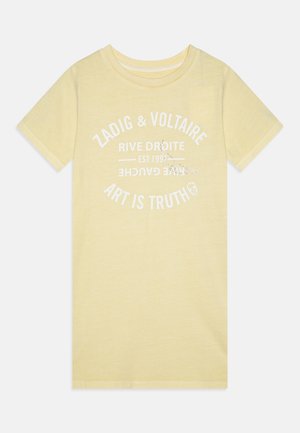 Camiseta de algodón amarilla con texto impreso en blanco y un pequeño gráfico. Tiene cuello redondo, mangas cortas y una textura suave.