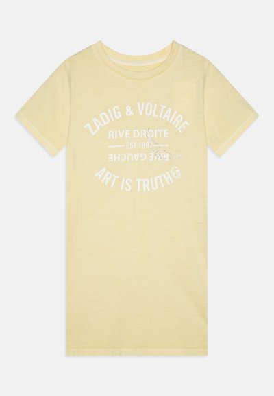Camiseta de algodón amarilla con texto impreso en blanco y un pequeño gráfico. Tiene cuello redondo, mangas cortas y una textura suave.