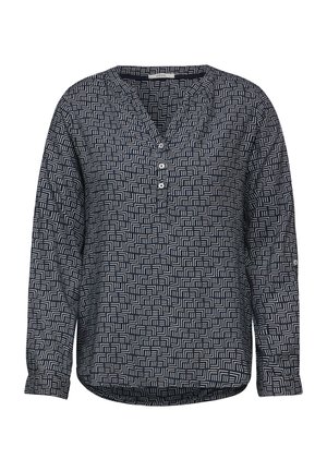Blusa a maniche lunghe in blu scuro con un motivo geometrico bianco. Presenta un collo a V, un placket con bottoni e un orlo curvo. Tessuto morbido al tatto.