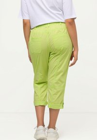 Ulla Popken 7/8 RETROUSSABLE POCHES - Pantalon classique - light yellow