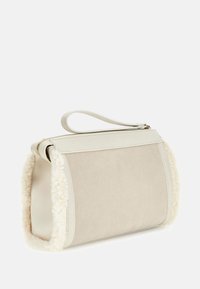 Kołczan w kolorze kości słoniowej z zamszowym korpusem, futrzanymi bokami i skórzanymi akcentami. Posiada górny zamek błyskawiczny oraz zaokrąglony kształt dla bezpiecznego zamknięcia.