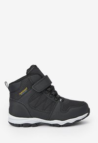 Schwarze Mid-Top-Sneaker mit HydroGuard-Technologie, ausgestattet mit einer strukturierten Oberseite, verstellbarem Klettverschluss und Gummisohle für besseren Halt.