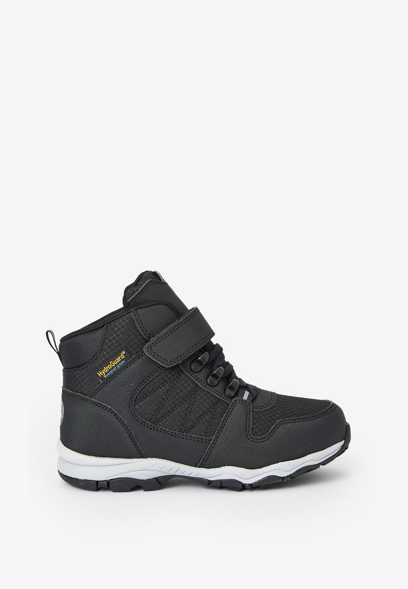Schwarzer High-Top-Wanderschuh mit strukturiertem Stoff, Klettverschluss und weißer Sohle, mit gelbem HydroGuard wasserfestem Etikett an der Seite.