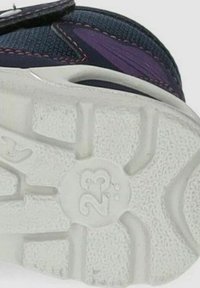 Las zapatillas moradas y azules cuentan con una suela de goma blanca texturizada con un patrón y marcas de tamaño, diseñadas para ofrecer agarre y comodidad.