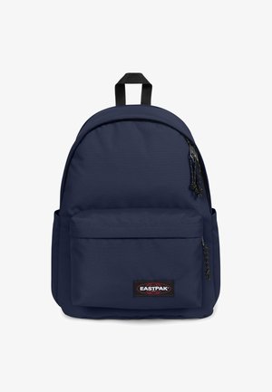 Zaino Eastpak blu navy realizzato in tessuto resistente, caratterizzato da una forma arrotondata, tasca frontale con cerniera e patch con logo sulla parte bassa frontale.