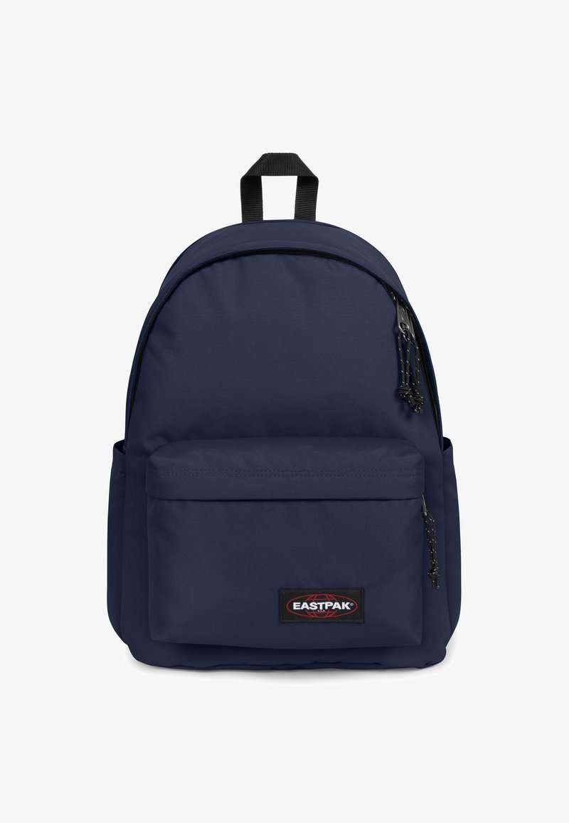 Sac à dos Eastpak bleu marine en tissu durable, avec une forme arrondie, une poche avant zippée et un écusson logo en bas à l'avant.