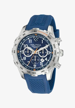 Zegarek Nautica z chronografem, kopertą ze stali nierdzewnej, niebieskim gumowym paskiem, granatową tarczą, białymi oznaczeniami, tachymetrem i pomarańczowymi akcentami.
