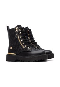 Bottines noires en cuir et en tissu matelassé, avec des finitions dorées, un laçage à l'avant, une fermeture éclair sur le côté et une semelle épaisse noire.