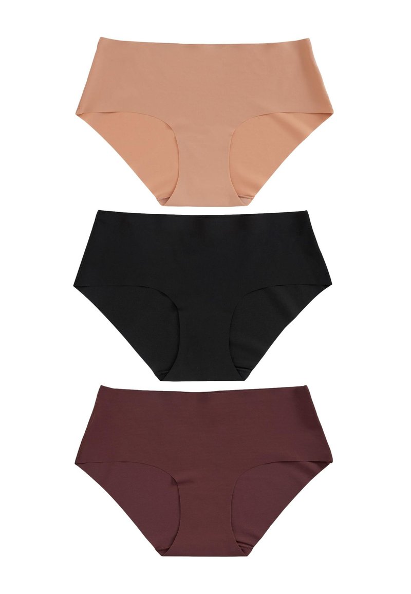 Tres prendas interiores femeninas sin costuras en nude, negro y marrón oscuro, colocadas en fila vertical sobre un fondo blanco.