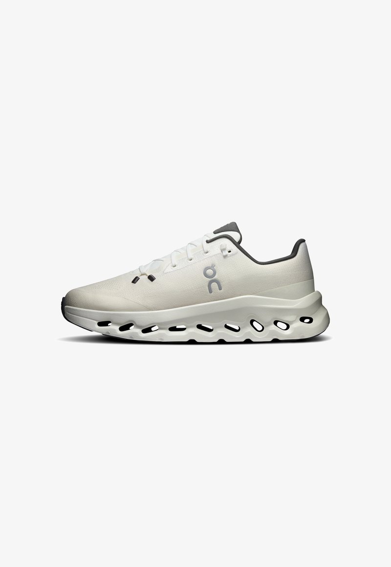 Chaussure de sport blanche avec découpes noires sur la semelle, logo latéral et doublure intérieure noire, vue de l'extérieur sur fond blanc.