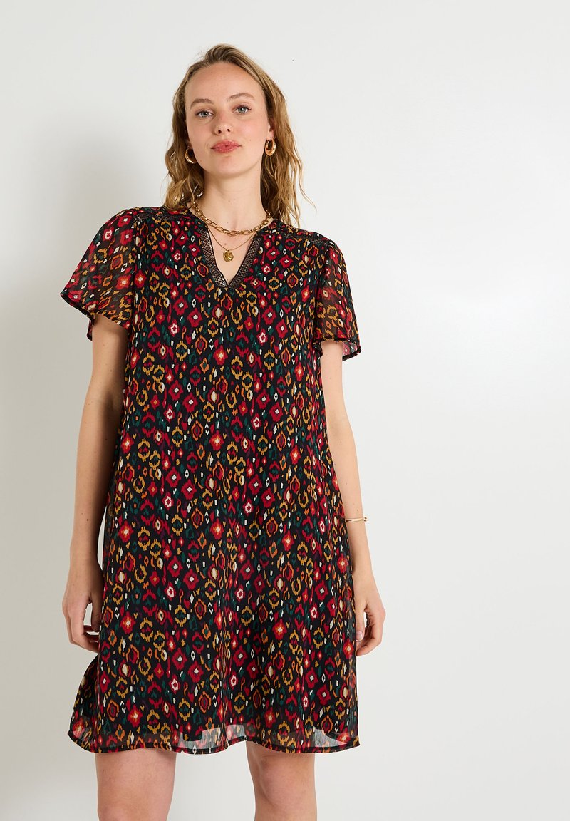 Robe à manches courtes en tissu transparent avec un motif géométrique multicolore sur fond noir et décolleté en V.