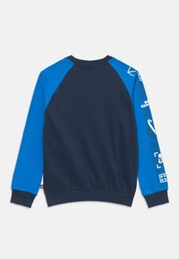 Felpa blu navy con maniche raglan di un vivo blu, caratterizzata da stampe grafiche bianche e polsini a coste, fotografata dal retro su sfondo bianco.