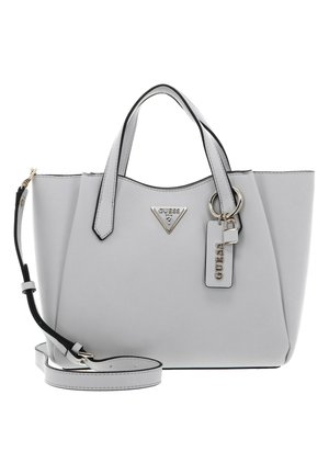 Borsa a spalla sintetica grigia con doppio manico, tracolla staccabile, dettagli neri e logo metallico. Presenta un accessorio a forma di portachiavi per un tocco di stile in più.