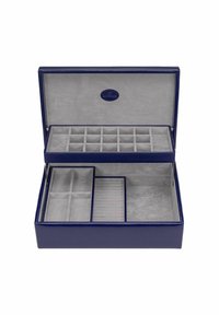 Boîte à bijoux en cuir bleu avec un intérieur en suède gris, comportant plusieurs compartiments, séparateurs et un tiroir coulissant pour l'organisation.