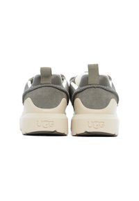 Szare i beżowe buty sportowe z gładką zamszową cholewką, piankową podeszwą i minimalistycznym designem. Posiadają pętelkę na pięcie.