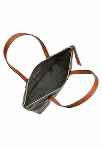 Szara torba typu tote z brązowymi skórzanymi uchwytami, zamkiem na górze i pojemnym wnętrzem. Gładka faktura, z minimalnymi akcentami i bez wzorów.